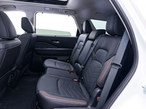 Used 2024 Nissan Pathfinder Platinum w/ Cargo Package image 40