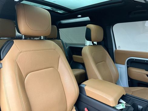 Certified 2023 Land Rover Defender 90 V8 image 3