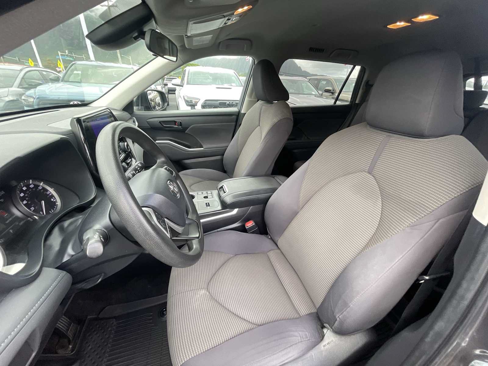 Used 2023 Toyota Highlander L FWD image 12