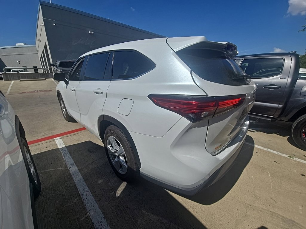 Used 2023 Toyota Highlander LE FWD image 4
