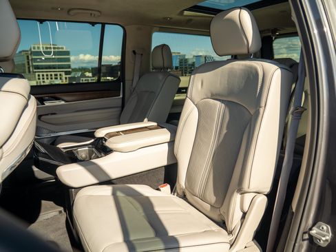 Used 2023 Jeep Grand Wagoneer Series II AWD/4WD image 25