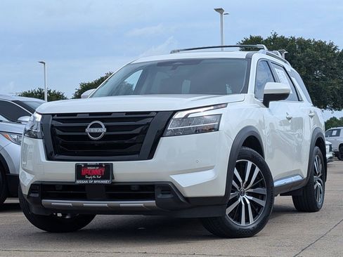 Used 2023 Nissan Pathfinder Platinum FWD image 2