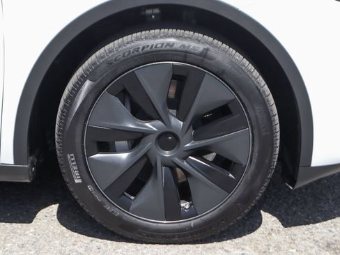 Used 2024 Tesla Model Y Long Range RWD image 43