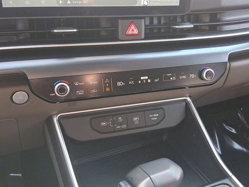 Used 2025 Kia Carnival FWD image 17