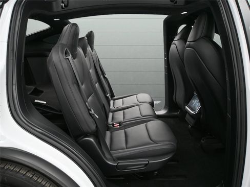 Used 2023 Tesla Model X image 27