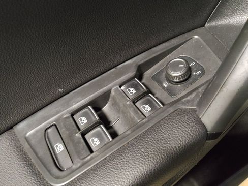 Used 2019 Volkswagen Tiguan SE image 27