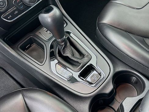 Used 2019 Jeep Cherokee Altitude image 16