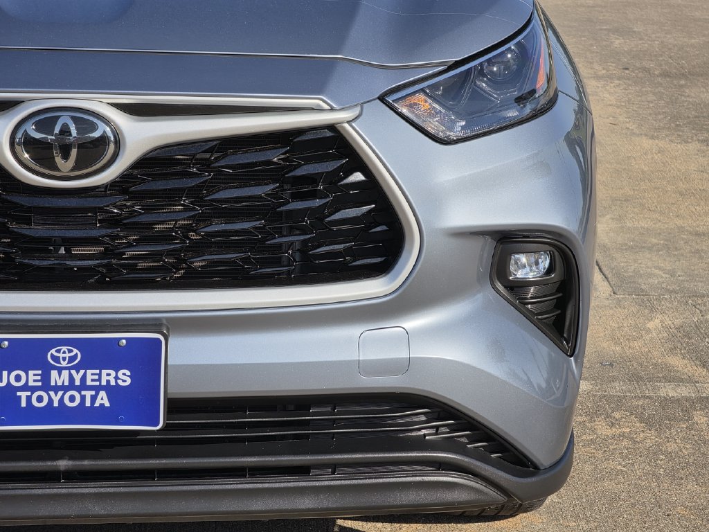 Used 2023 Toyota Highlander XLE FWD image 4