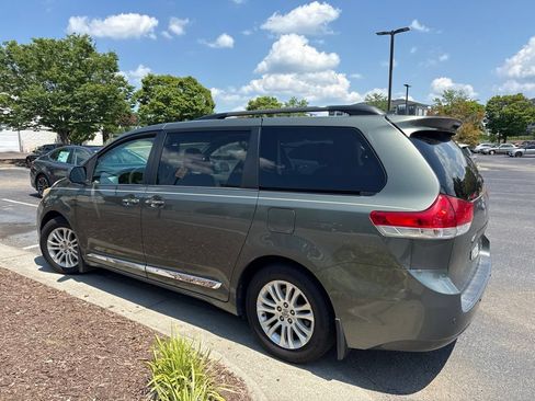 Used 2011 Toyota Sienna XLE w/ Premium Pkg FWD image 3