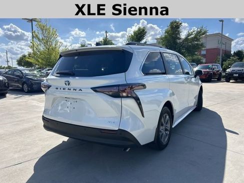 Used 2025 Toyota Sienna XLE image 3