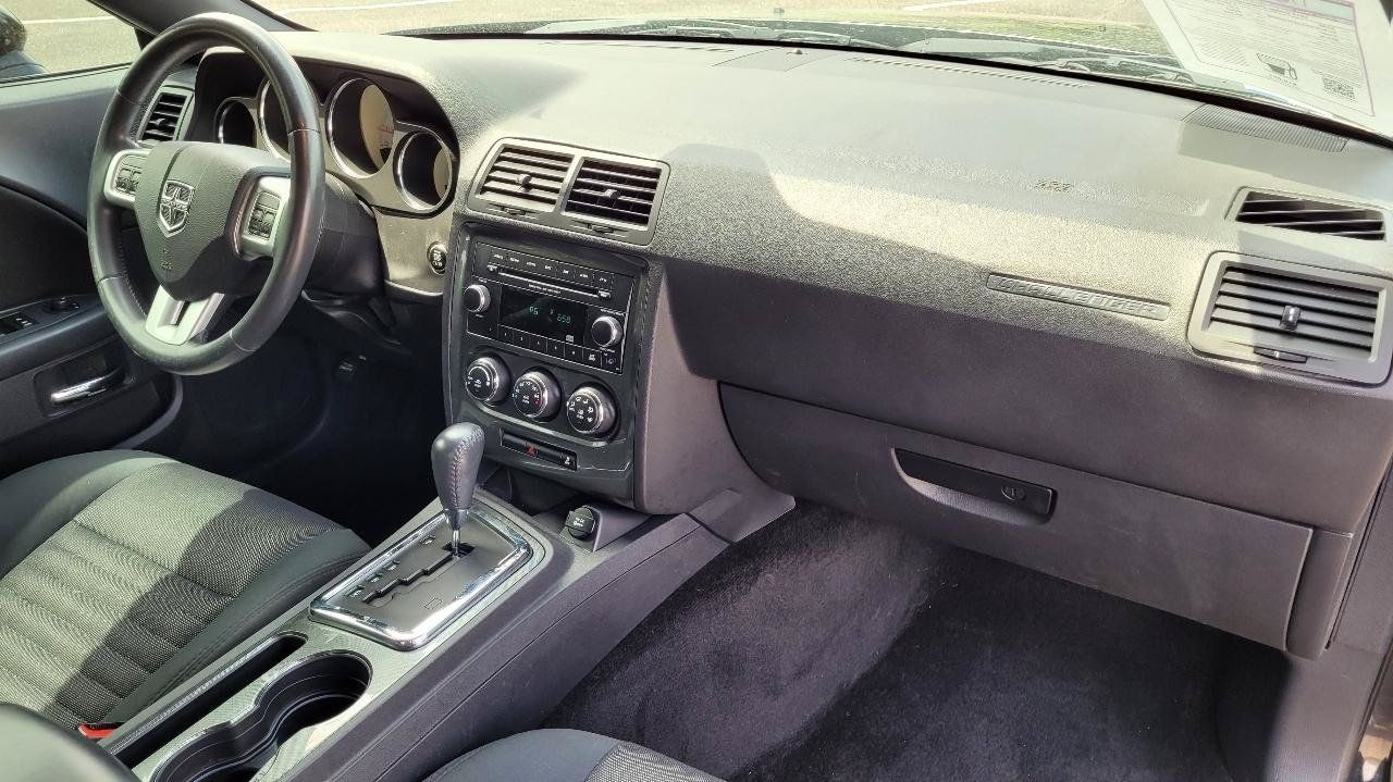 Used 2014 Dodge Challenger SXT RWD image 17
