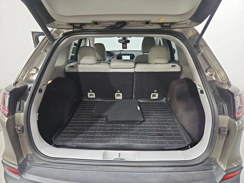 Used 2019 Jeep Cherokee Limited w/ Luxury Group AWD/4WD image 24