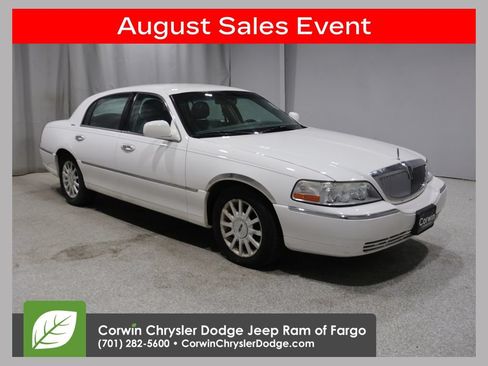 Used 2006 Lincoln Town Car Signature RWD image 1