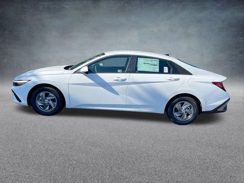 Certified 2025 Hyundai Elantra SE image 28