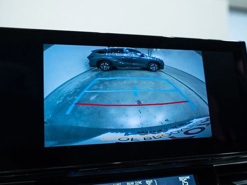 Certified 2025 Toyota Sienna XLE FWD image 25