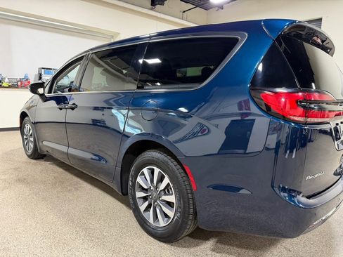 Used 2023 Chrysler Pacifica Touring-L FWD image 18