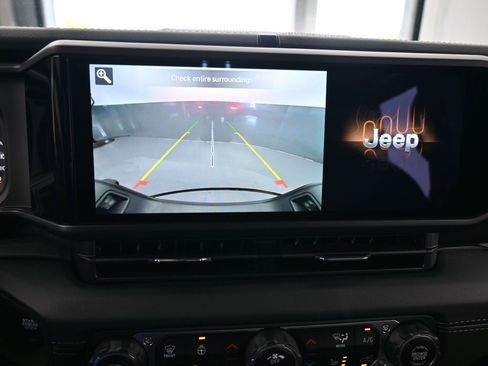 Used 2024 Jeep Gladiator Sport w/ Premium Package image 17