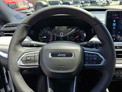 Used 2025 Jeep Compass Limited AWD/4WD image 19