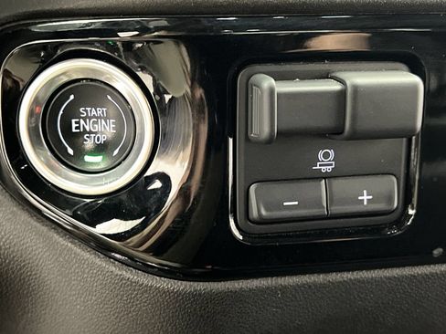 Used 2025 GMC Sierra 1500 SLT AWD/4WD image 46