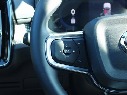 Used 2025 Volvo XC40 B5 Plus image 25