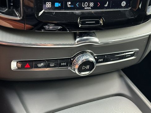 Certified 2024 Volvo XC60 T8 Ultimate w/ Protection Package Premier image 26