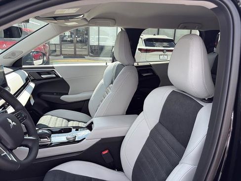 New 2025 Mitsubishi Outlander SE image 15