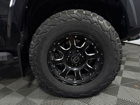 Used 2018 Toyota Tacoma TRD Sport AWD/4WD image 11