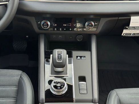 New 2025 Mitsubishi Outlander SE image 23