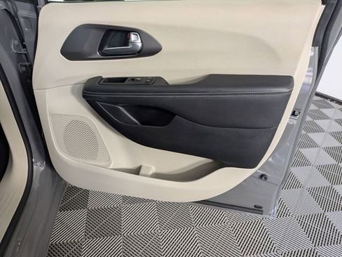 Used 2023 Chrysler Pacifica Touring-L image 30