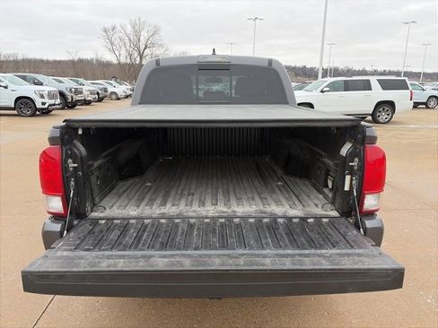 Used 2017 Toyota Tacoma TRD Sport w/ Tow Package (A/T) image 5