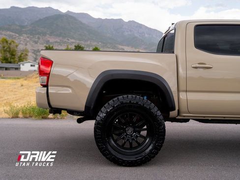 Used 2016 Toyota Tacoma TRD Off-Road w/ Premium & Technology Package image 11