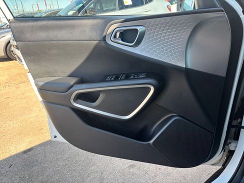 Used 2025 Kia Soul LX w/ LX Technology Package image 18