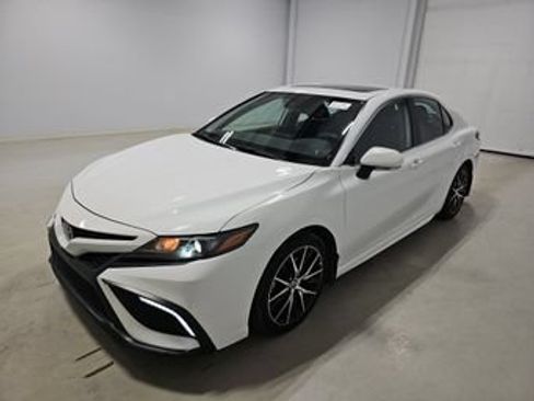 Used 2023 Toyota Camry SE w/ Cold Weather Package FWD image 1