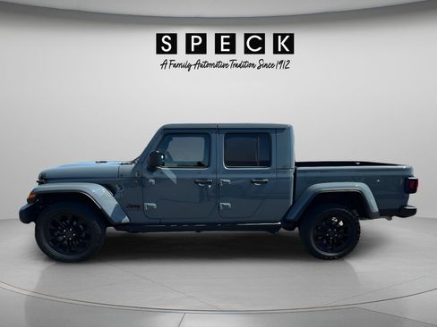 Used 2025 Jeep Gladiator Sport AWD/4WD image 2
