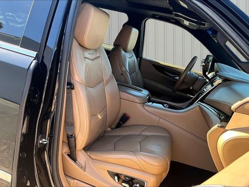 Used 2018 Cadillac Escalade ESV Platinum AWD/4WD image 18
