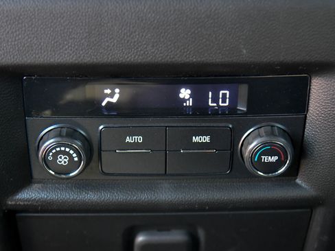 Used 2022 Chevrolet Traverse LT image 37