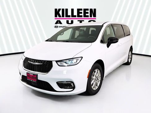 Used 2025 Chrysler Pacifica Select FWD image 3