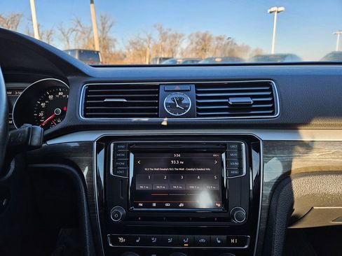 Used 2017 Volkswagen Passat 1.8T SE image 13