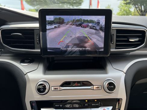 Used 2022 Ford Explorer XLT w/ Equipment Group 202A AWD/4WD image 19