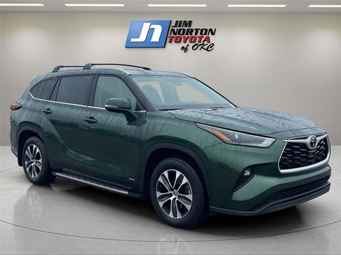 Used 2025 Toyota Highlander XLE image 3