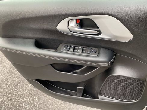 Used 2022 Chrysler Pacifica Touring image 18