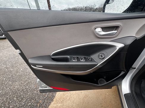 Used 2016 Hyundai Santa Fe SE FWD image 17
