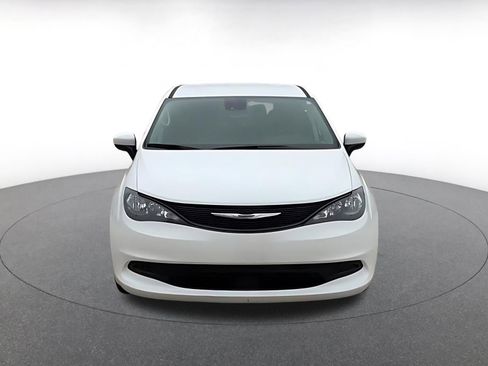 Used 2023 Chrysler Voyager LX image 4