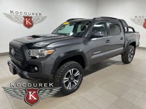 Used 2019 Toyota Tacoma TRD Sport AWD/4WD image 3