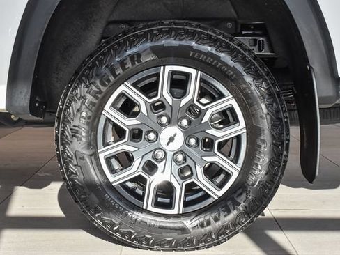 Used 2024 Chevrolet Colorado Z71 w/ Z71 Convenience Package 2 AWD/4WD image 9