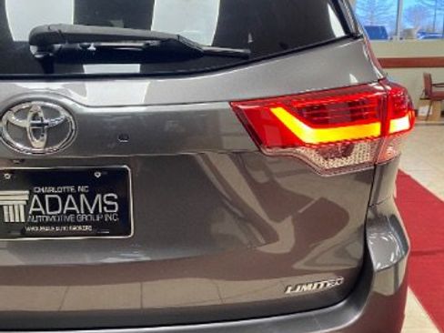Used 2019 Toyota Highlander Limited FWD image 12