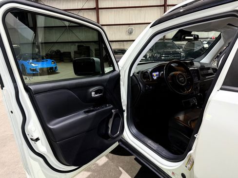 Used 2018 Jeep Renegade Limited w/ UConnect 8.4 Nav Group FWD image 12