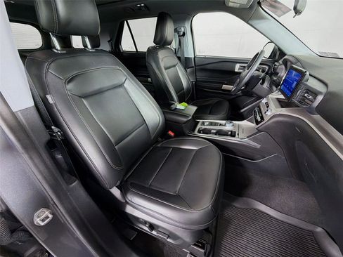 Used 2022 Ford Explorer XLT w/ Equipment Group 202A image 29