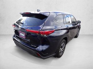 Used 2021 Toyota Highlander XLE AWD/4WD video 4
