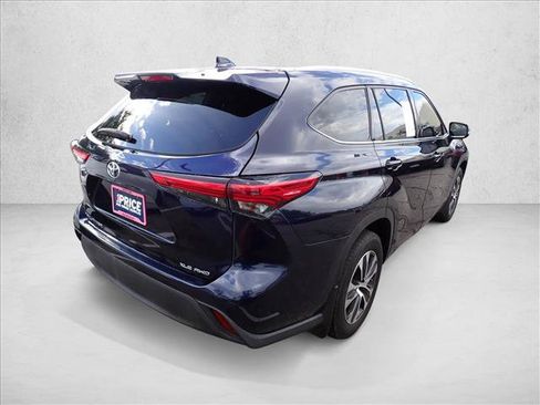 Used 2021 Toyota Highlander XLE AWD/4WD image 4
